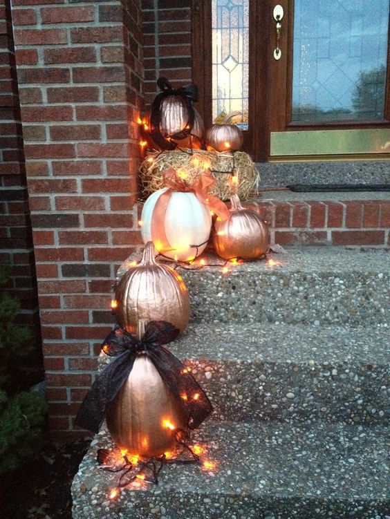 24-painted-pumpkins-outside-displayed-with-lights-1