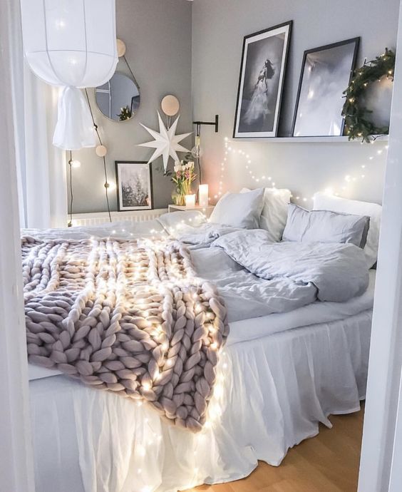 25-string-lights-over-the-bed-and-on-the-wall-to-make-your-sleeping-space-cozier