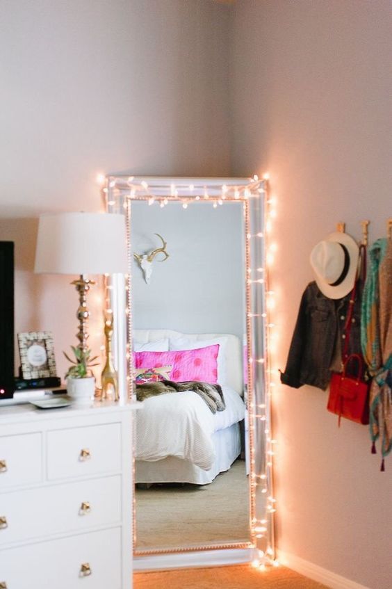27-cover-the-mirror-with-lights-to-make-dressing-up-cooler