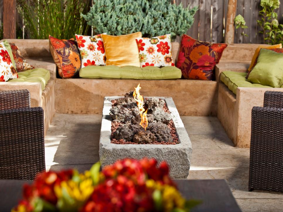 29-boho-backyard-fireplace-design-homebnc