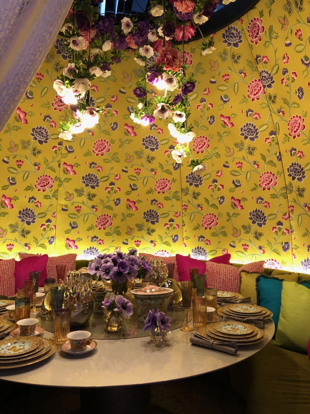Bring-some-gold-dishes-for-dining-table