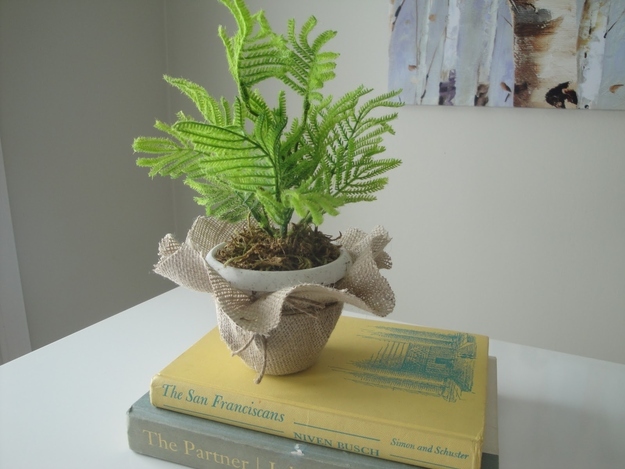 Faux-fern-and-burlap-wrap