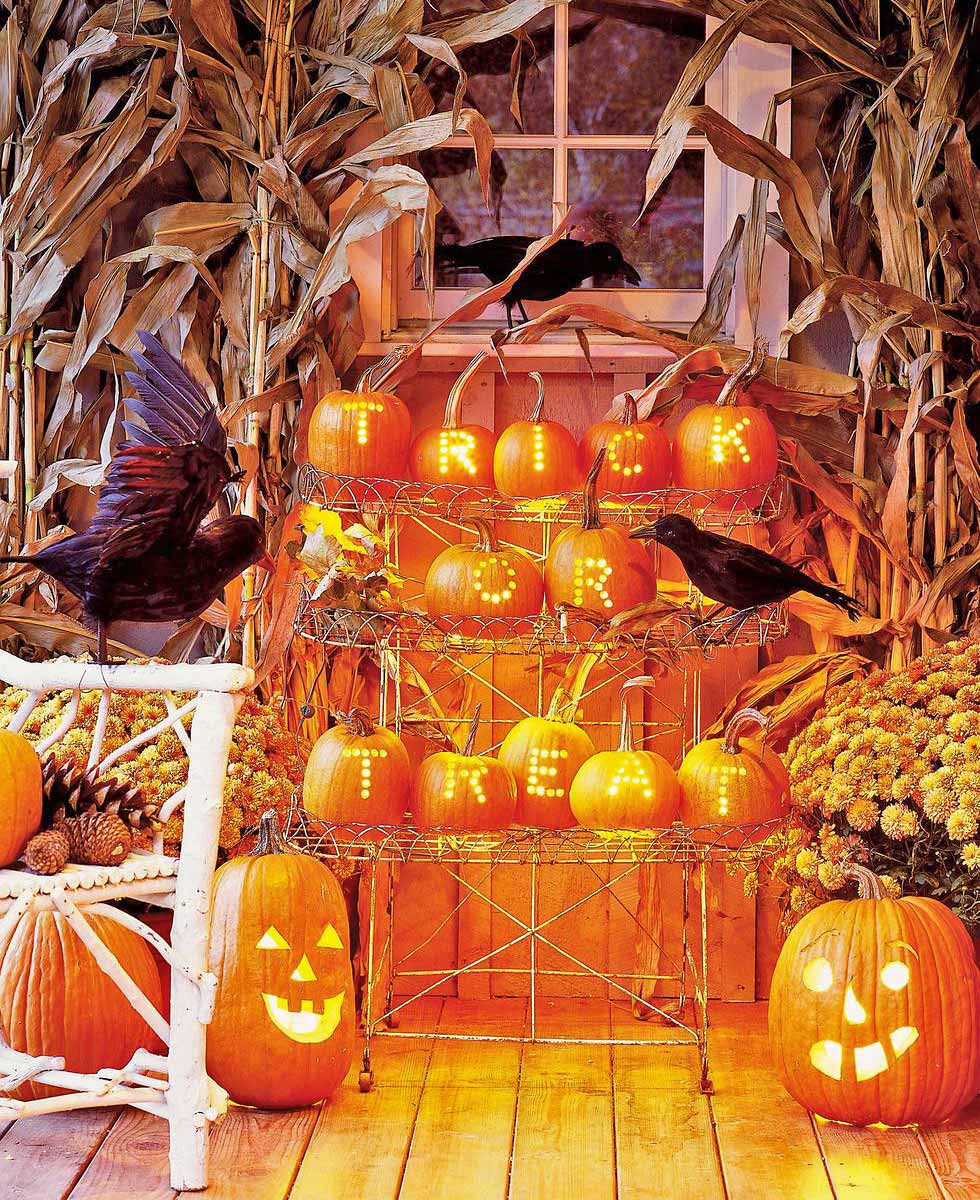 Front-porch-outdoor-halloween-decorating-ideas-24