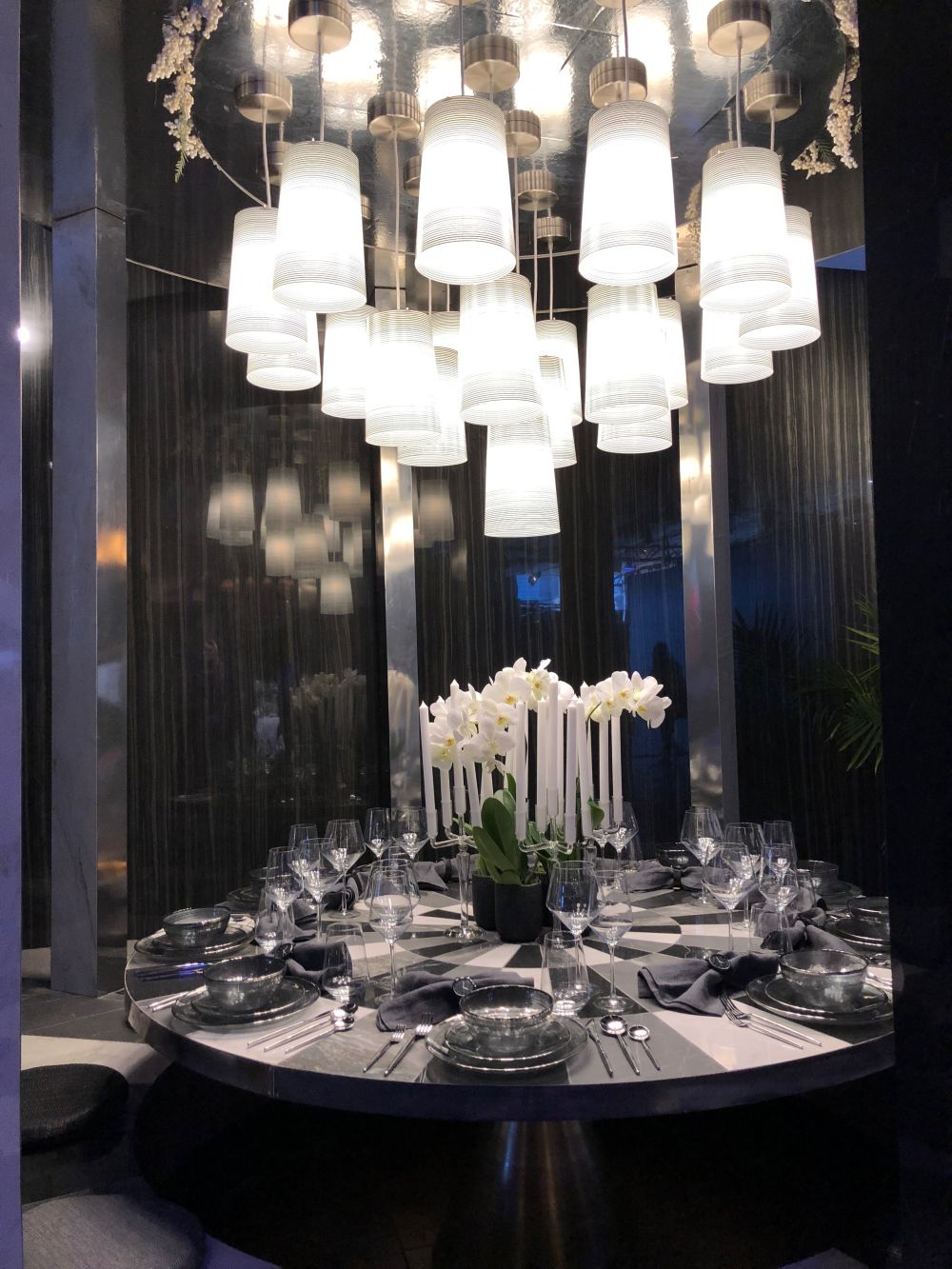 Gray-dining-tabel-centerpiece-with-large-pendant-light