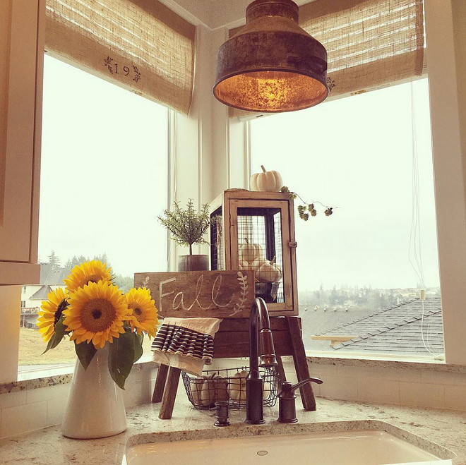 Kitchen-fall-decor.-yellowprairieinteriors-via-instagram.