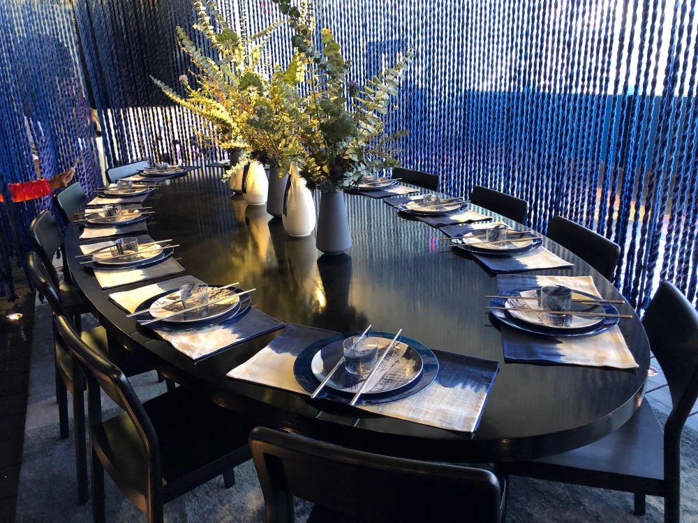 Oval-dining-table-with-blue-plates