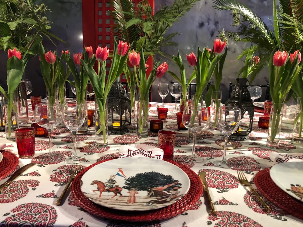 Red-dining-table-accents