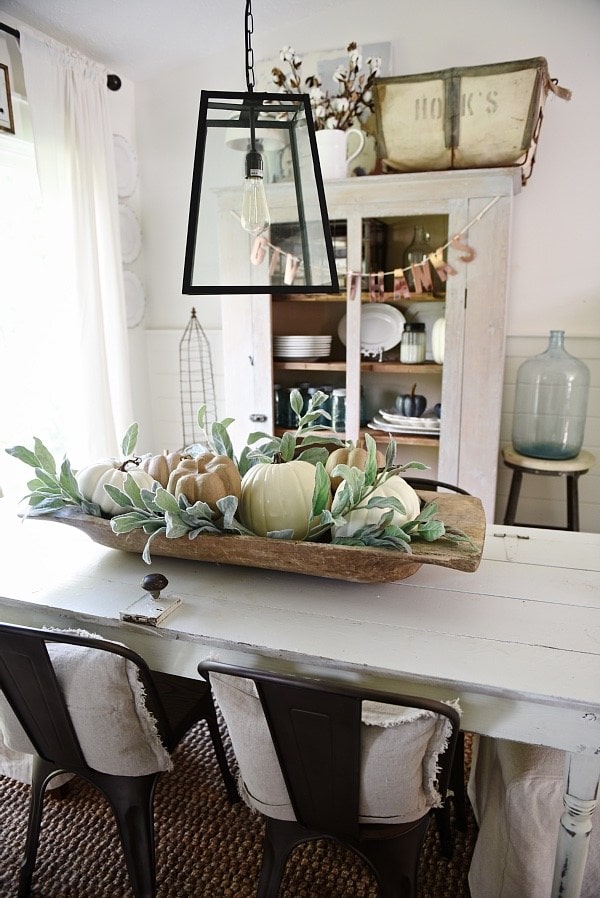 Rustic-fall-decor-in-a-bread-bowl-min