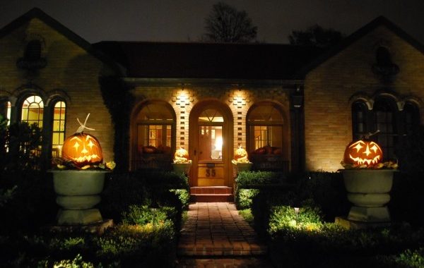Scary-path-and-with-halloween-pumpkins-and-well-lit-entry-600x401-1