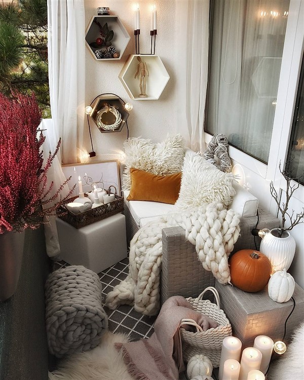 Small-apartment-balcony-5