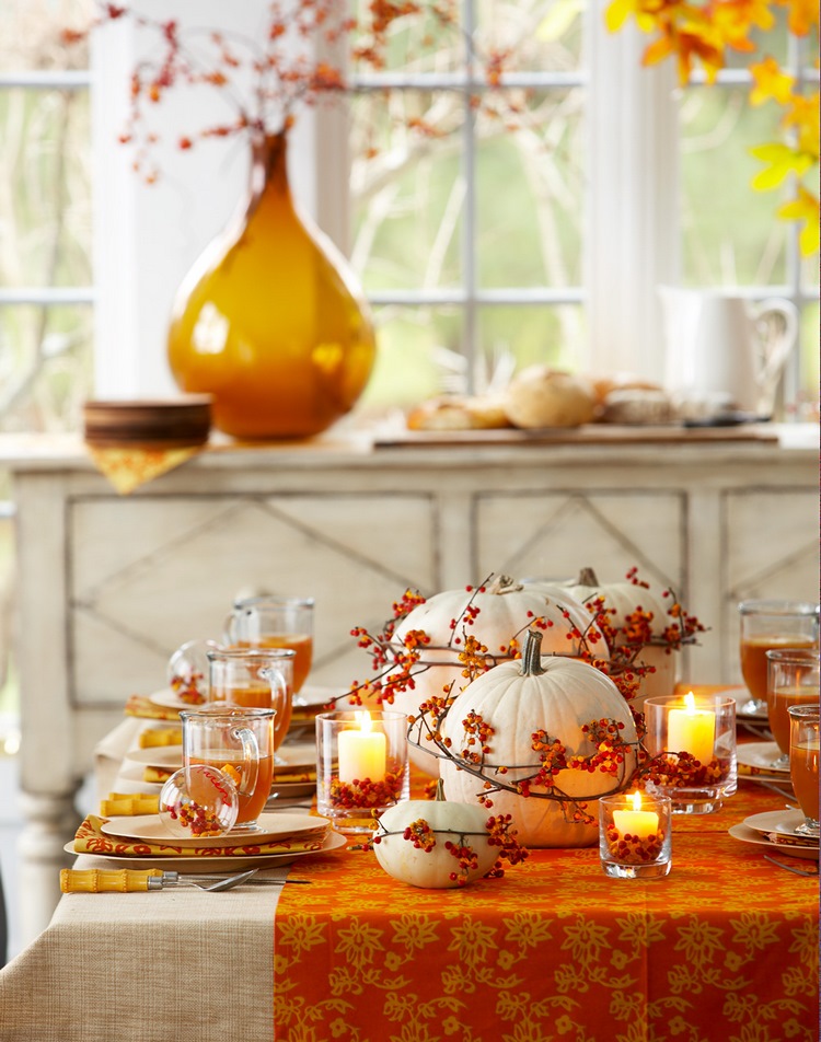 Thannksgiving-table-decorations-in-traditional-fall-colors