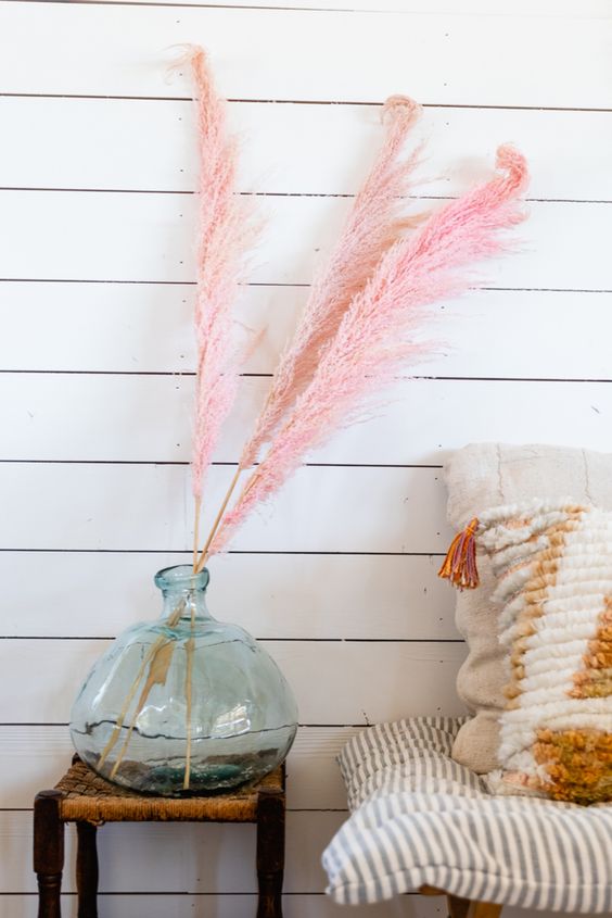 A-large-glass-bottle-with-pink-pampas-grass-is-a-playful-and-fun-decoration-you-can-easily-make