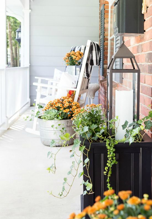 Amazing-thanksgiving-balcony-with-planters-decor