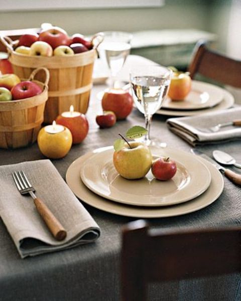 Apples-in-wooden-baskets-as-candleholders-and-for-marking-each-place-setting-are-all-you-need-for-a-cool-fall-aprty