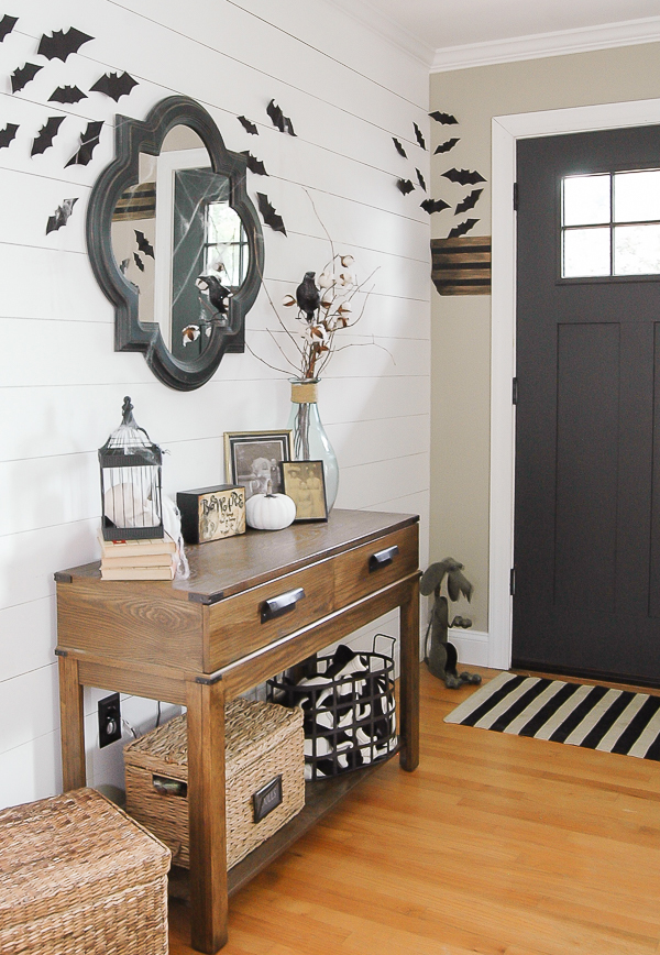 Awesome-halloween-entryway-with-farmhouse-style