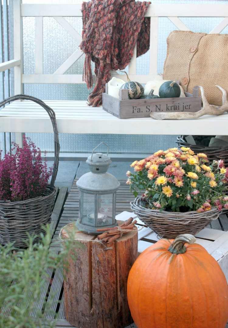 Balkon-herbstlich-dekorieren-baumstamm-korbwaren-herbstblumen