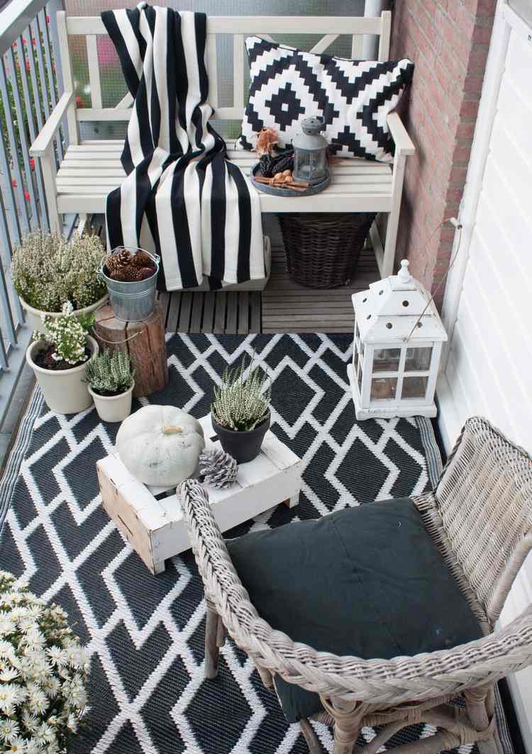 Balkon-herbstlich-dekorieren-beispiel-schwarz-weiss-outdoor-teppich-kissen