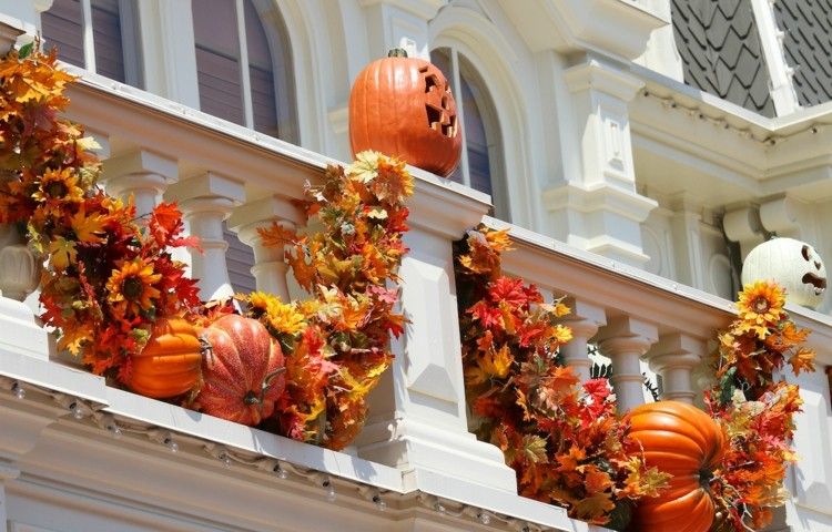 Balkon-herbstlich-dekorieren-halloween-girlande-kuenstliche-kuerbisse-sonnenblumen-e1446669923779
