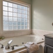 Bathroom-decor-themes-neutral