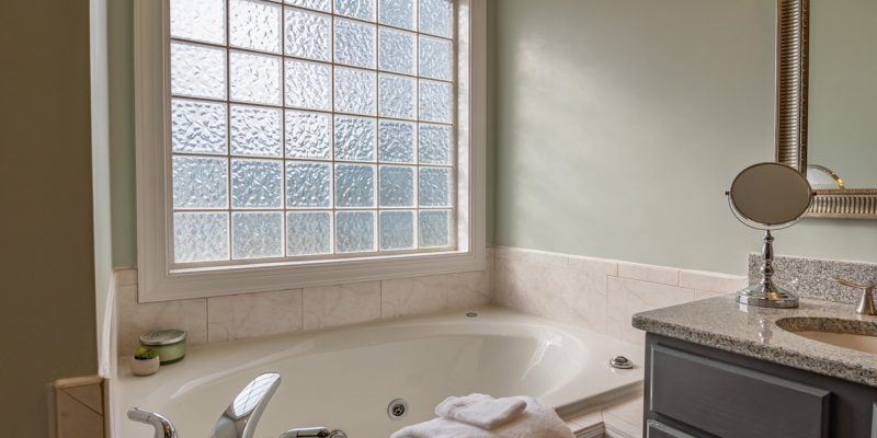 Bathroom-decor-themes-neutral