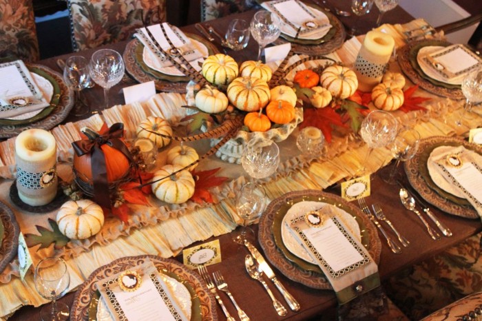 Beautiful-thanksgiving-table-centerpiece-ideas-with-cool-fruits-and-leaves-arrangement-as-natural-decor-700x466-1