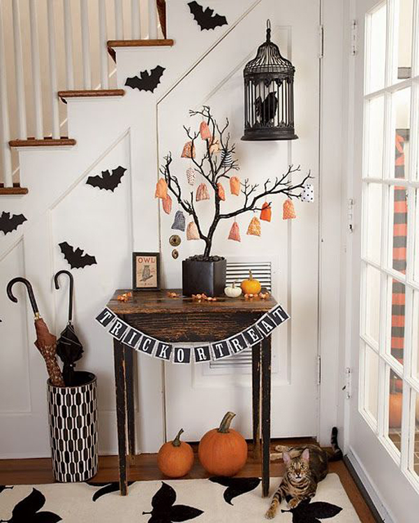 Black-and-white-entryway-for-halloween-decor