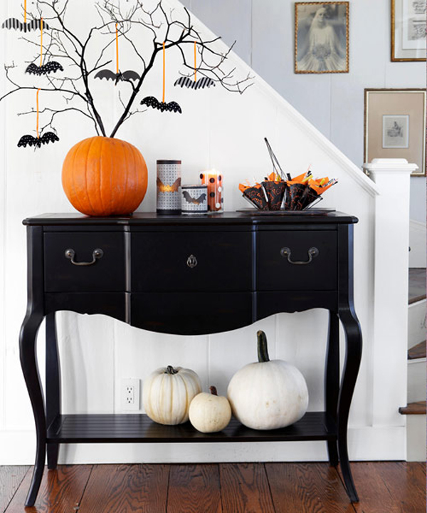 Chic-halloween-entryway-table-design