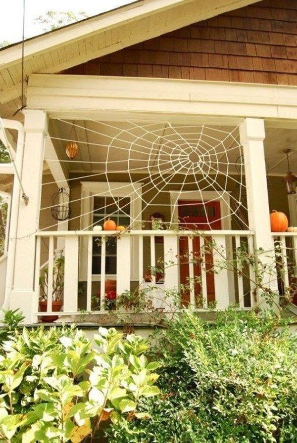 Cool-apartment-balcony-with-spider-web-and-pumpkin-decor