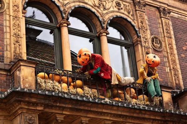 Coolest-halloween-balcony-ideas-with-pumpkin-man
