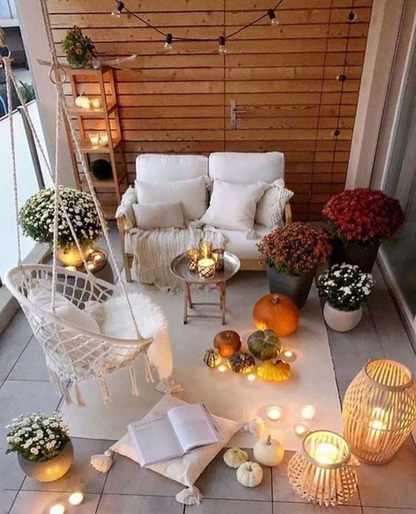 Cozy-fall-and-halloween-balcony-ideas-for-your-apartment