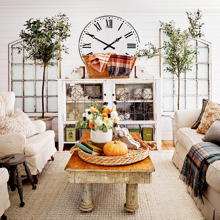 Farmhouse-living-room-decor-ideas-table-centerpiece