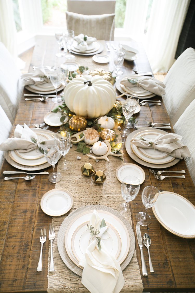 Farmhouse-style-table-setting-for-thanksgiving-min