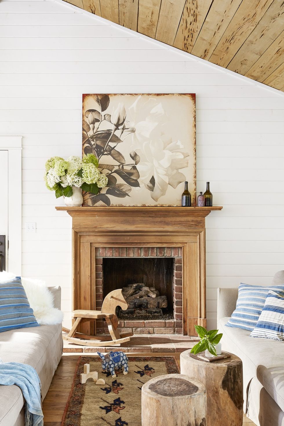 Fireplace-mantel-ideas-oversized-art-1580503660