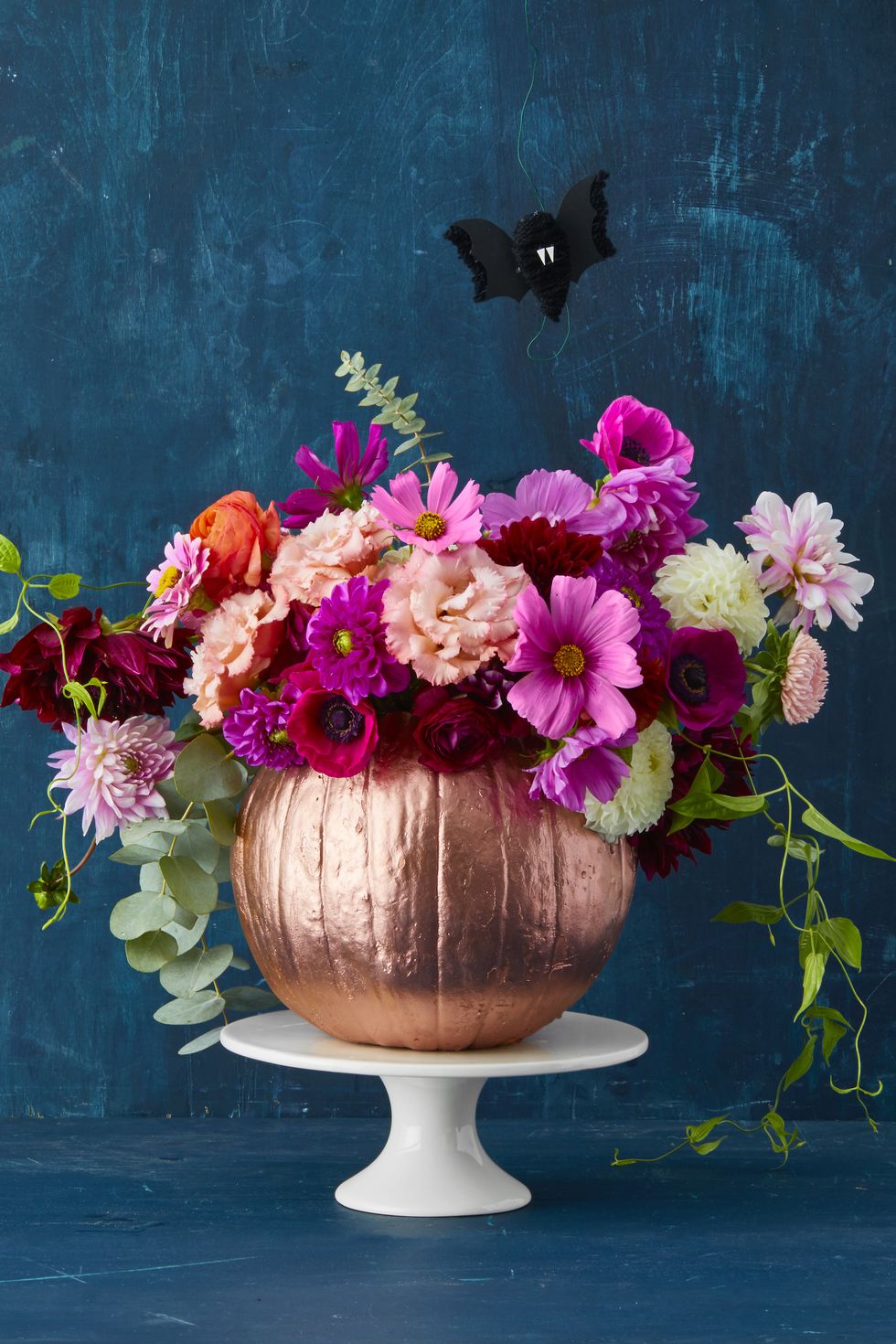 Halloween-pumpkin-vase-with-flowers-1537889761