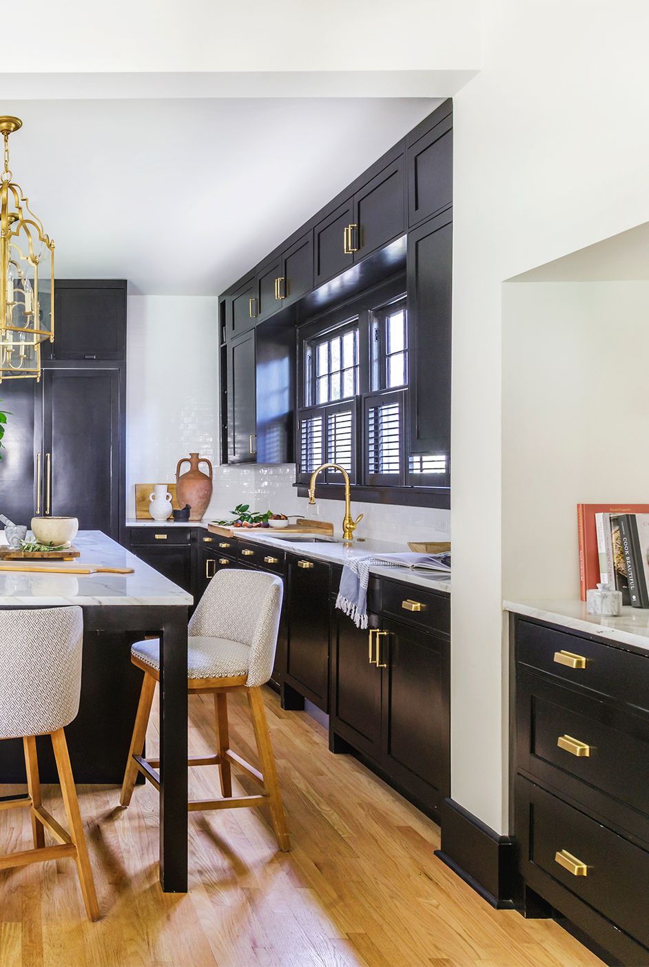 Kitchen-cabinets-hbx110110fitzpullins-002-1607976962