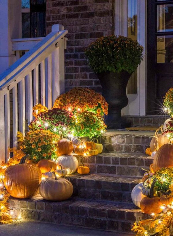 Outdoor-fall-lights-with-pumpkin-and-flower-decor