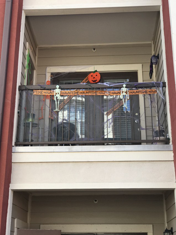 Simple-and-creative-halloween-balcony-design