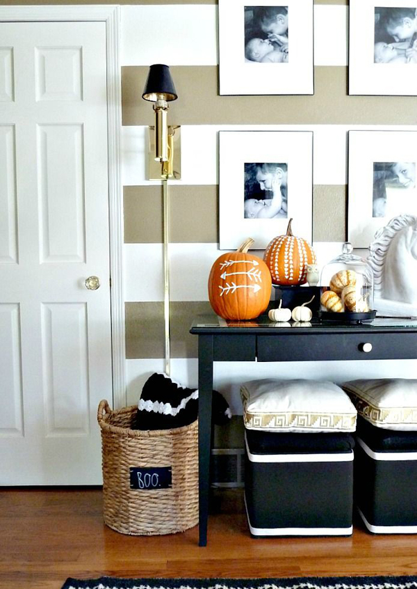 Simple-halloween-entryway-with-pumpkin-decor