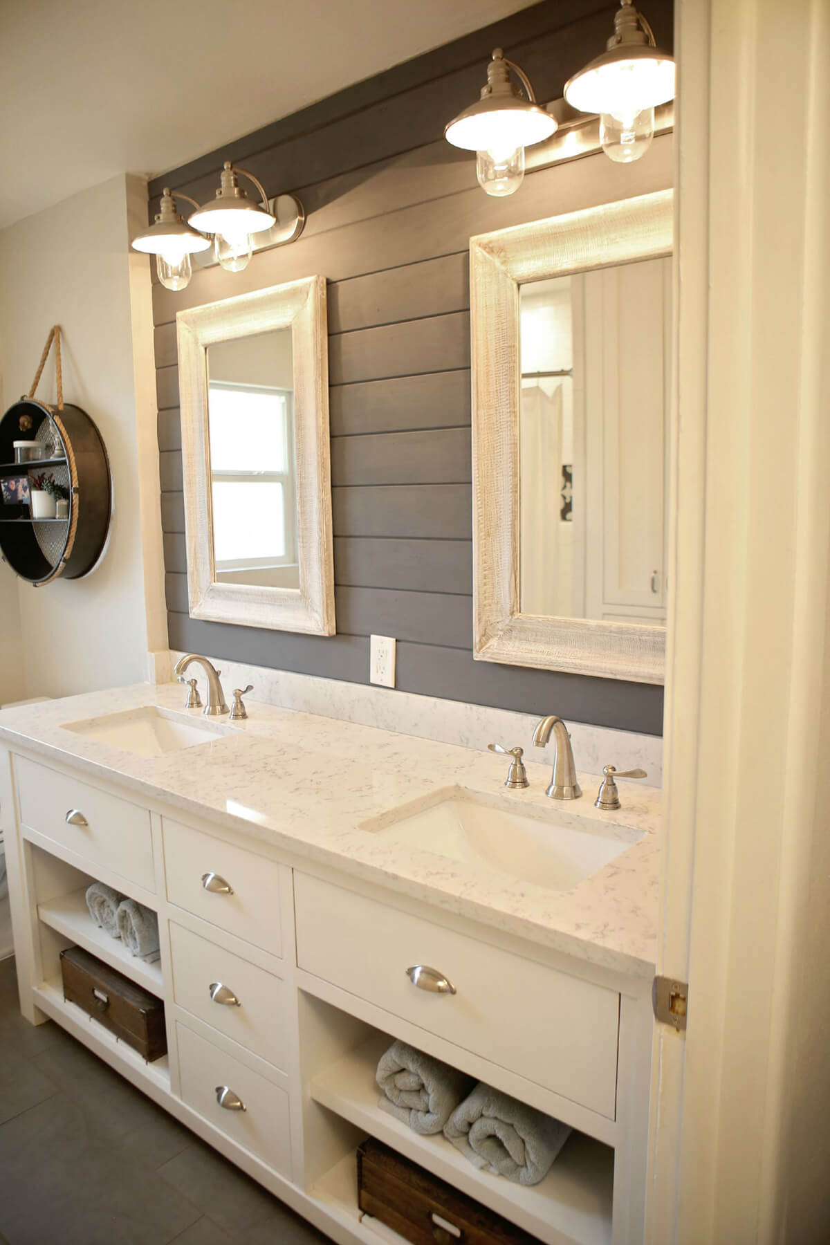 02-farmhouse-lighting-ideas-homebnc