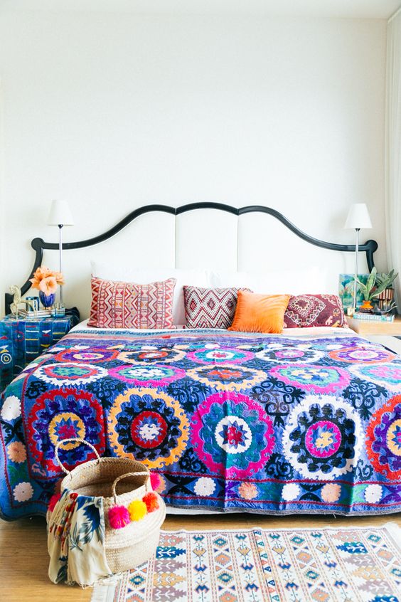 1-02-bold-print-bedspread-and-geo-printed-pillows-to-pair-with