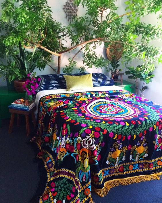 1-08-colorful-printed-bedspread-with-tassels-and-printed-pillows