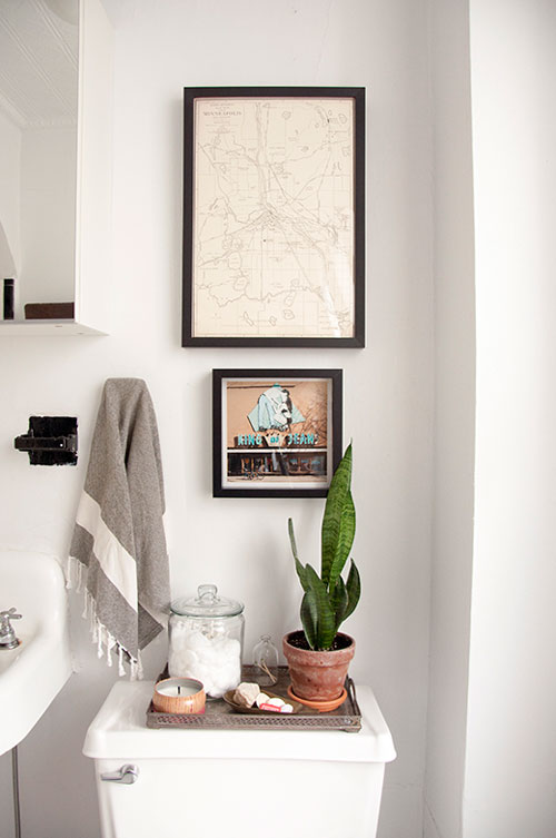 1-back-of-toilet-organizing-with-a-bath-tray-via-designsponge