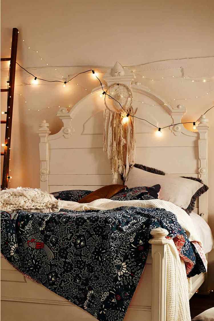 1-bedroom-decoration-with-string-lights-artistic-atmosphere