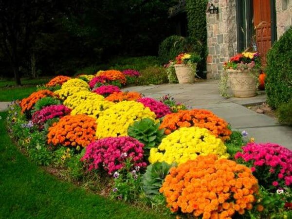 34-front-yard-landscaping-garden-ideas-homebnc-300x225@2x