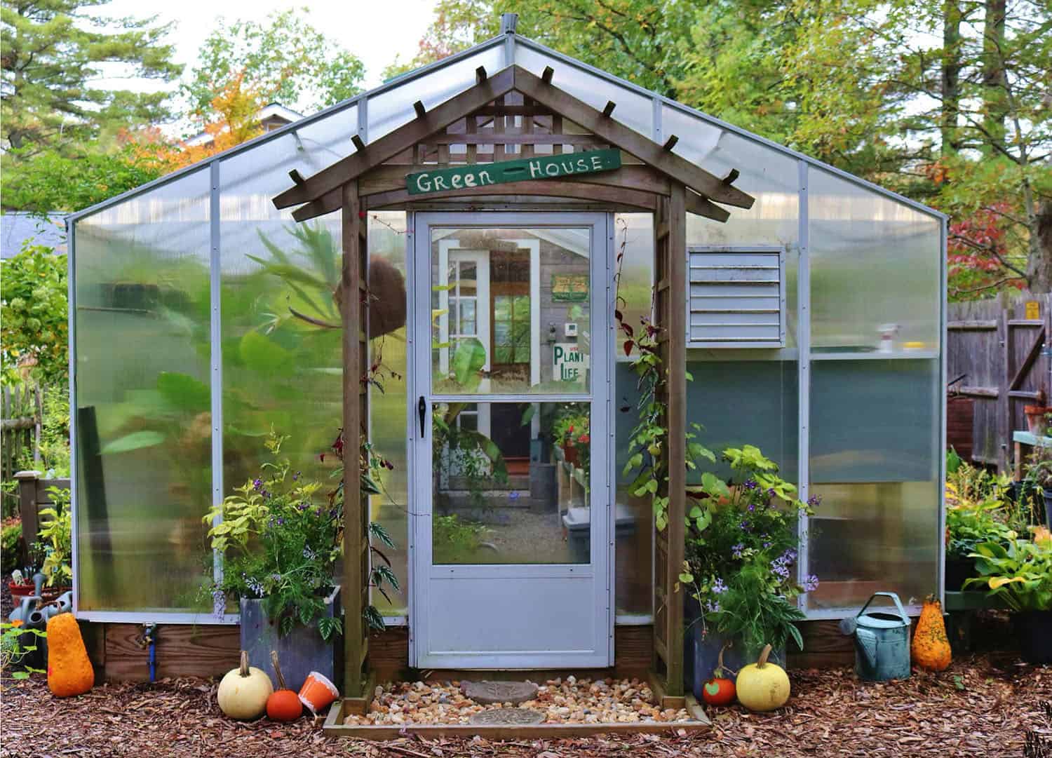 Awesome-backyard-greenhouse-design-ideas-00007-1-kindesign