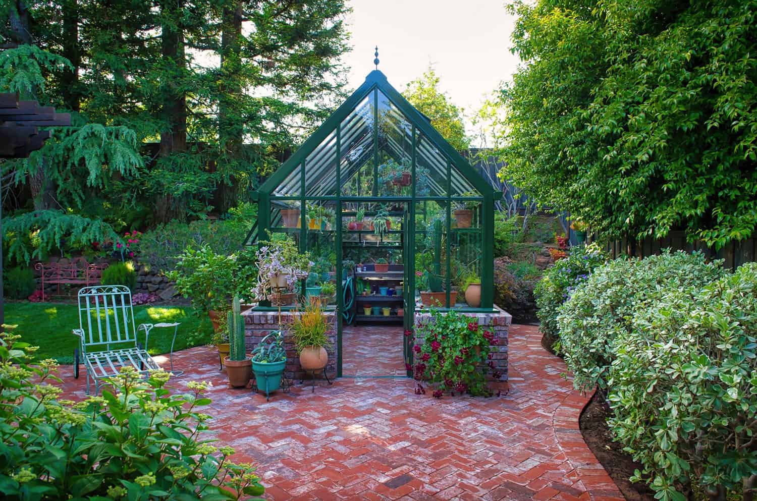 Awesome-backyard-greenhouse-design-ideas-04-1-kindesign