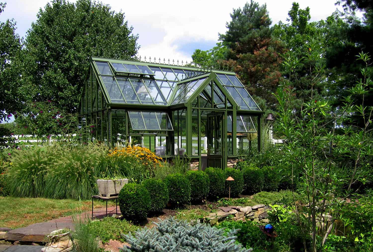 Awesome-backyard-greenhouse-design-ideas-14-1-kindesign