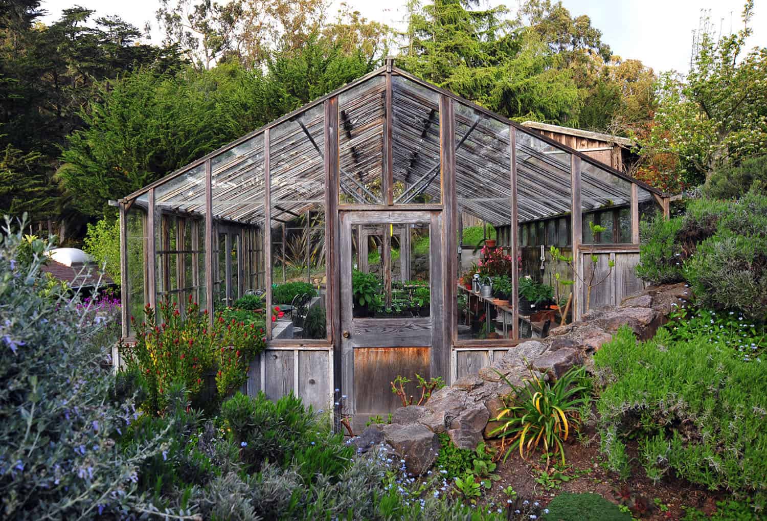 Awesome-backyard-greenhouse-design-ideas-15-1-kindesign