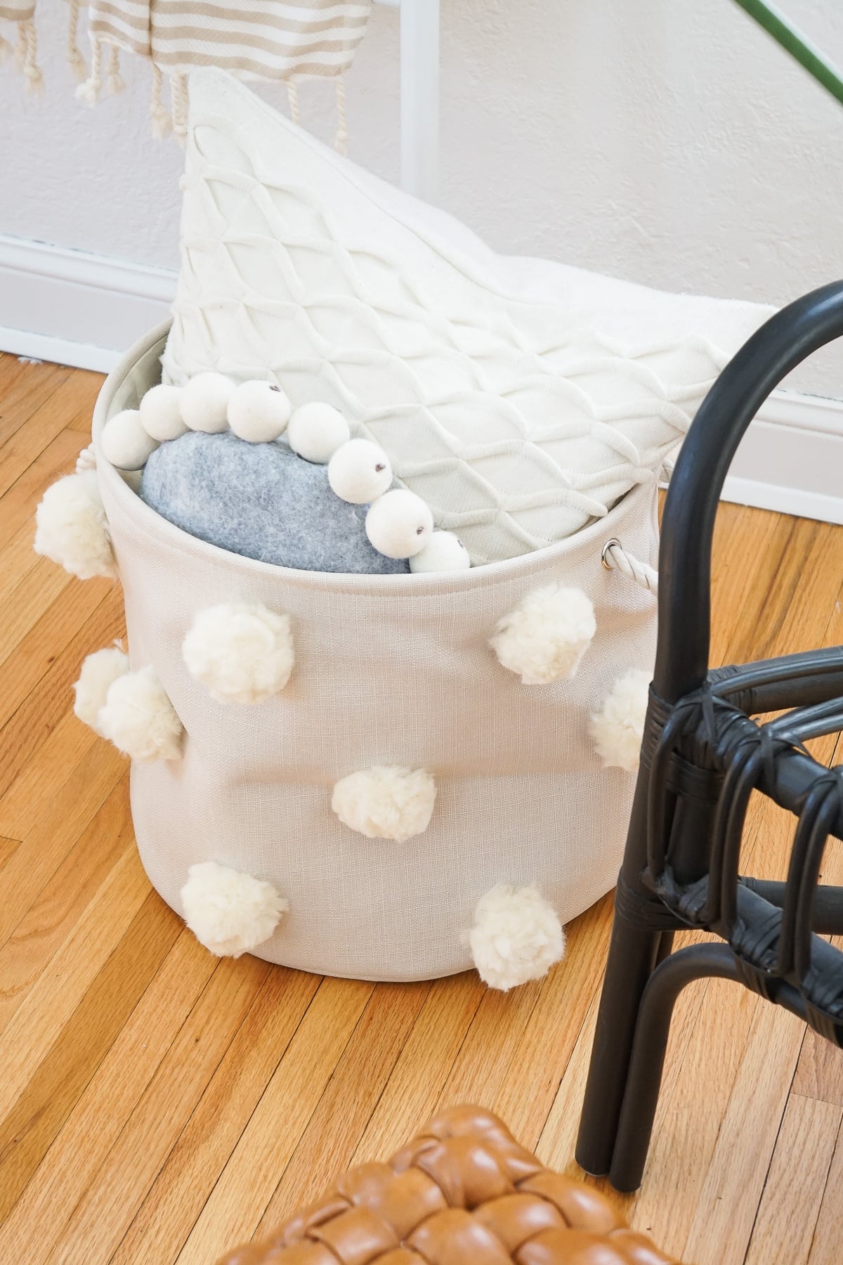 Diy-pom-pom-bin-erin-10