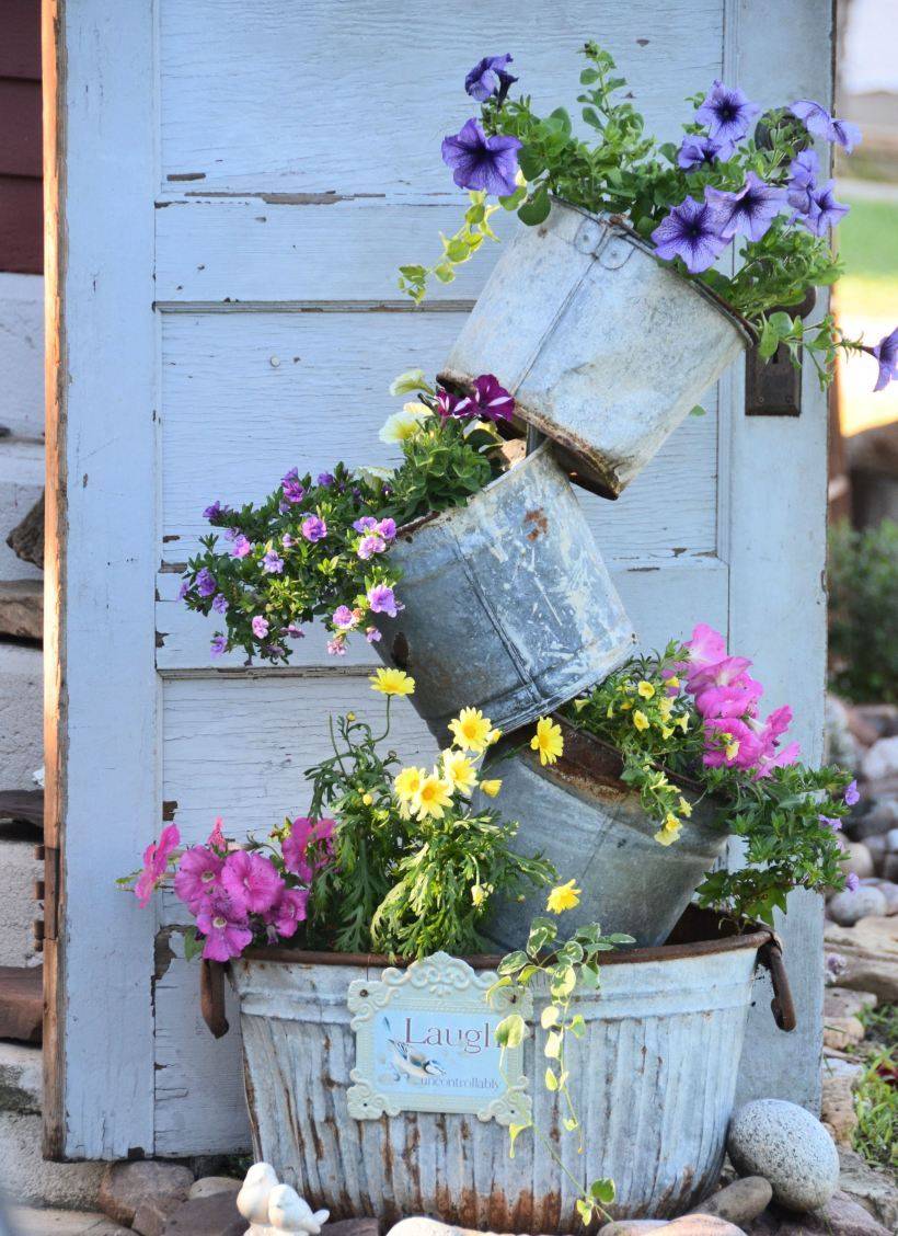 Flowers-on-vintage-pots-designed-creatively-88284